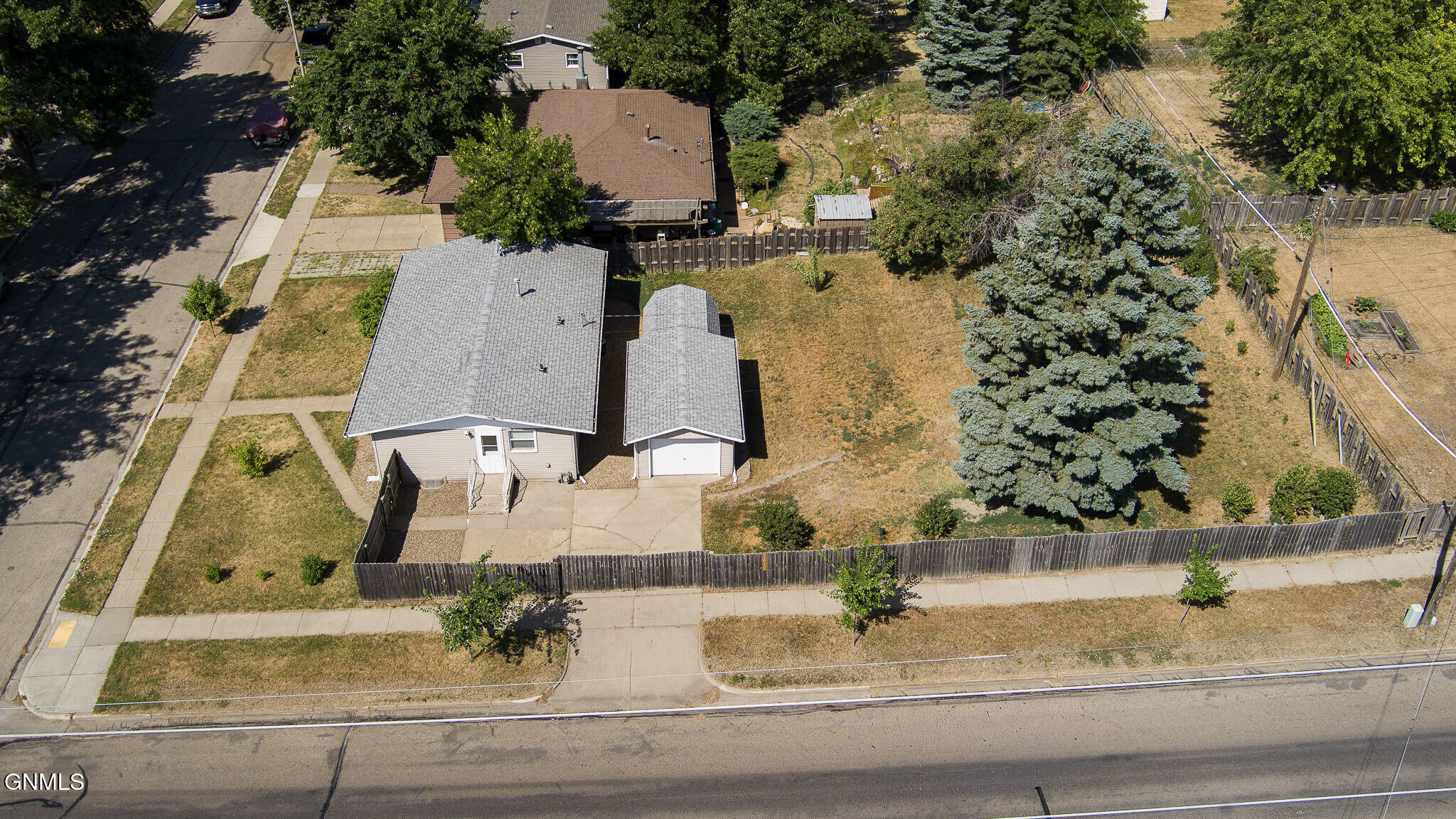 main property photo 40