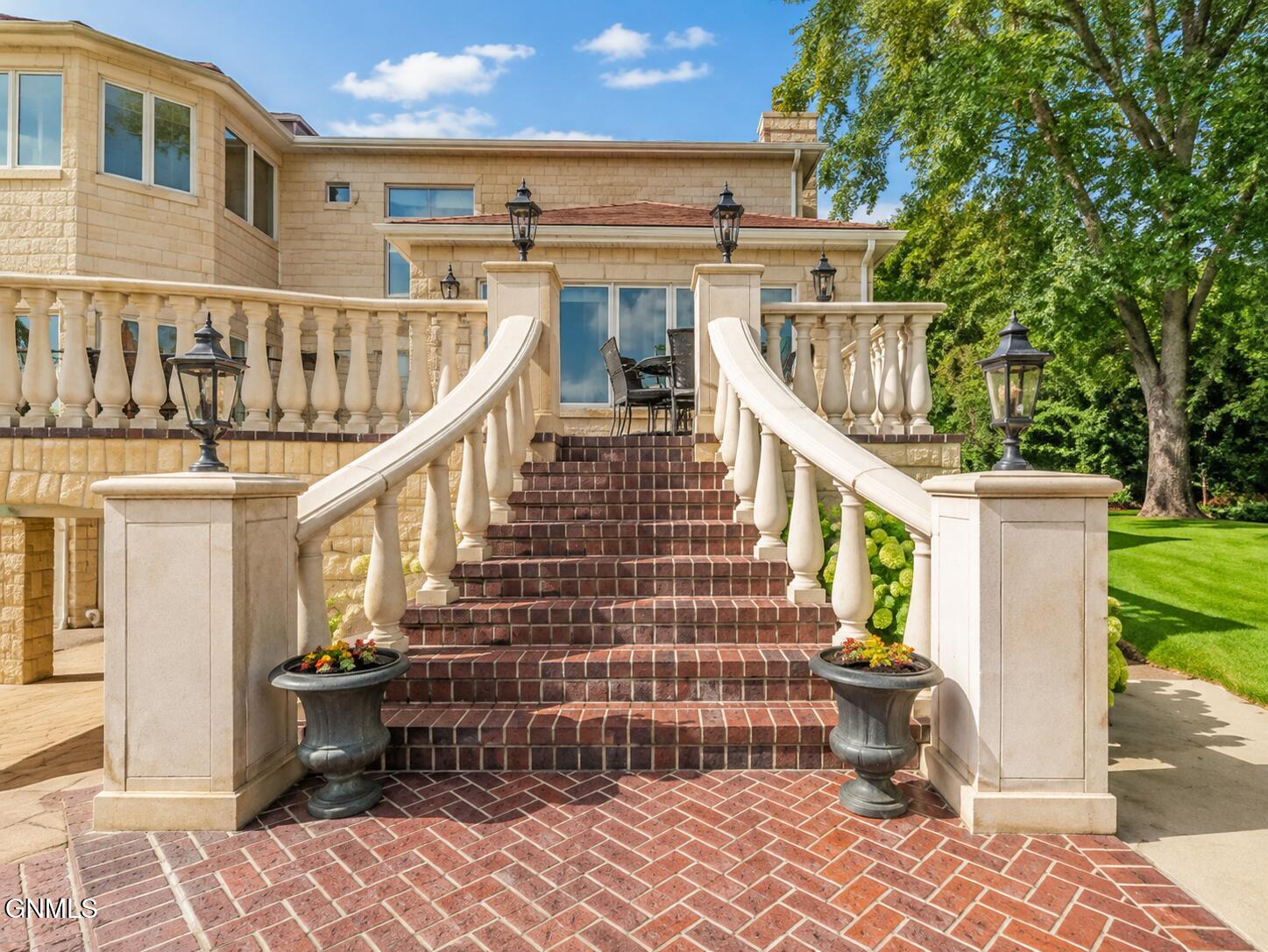 main property photo 40