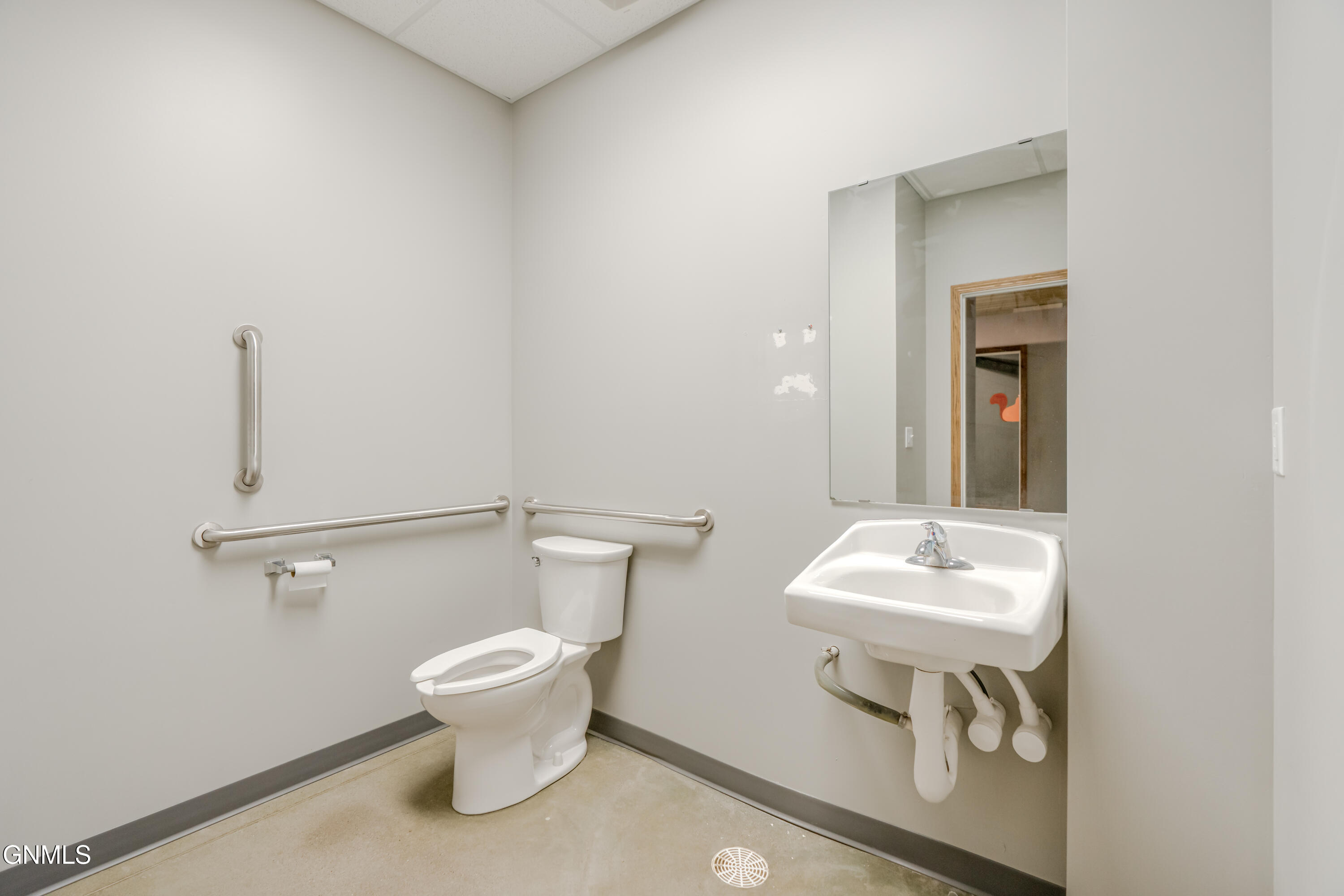 main property photo 28