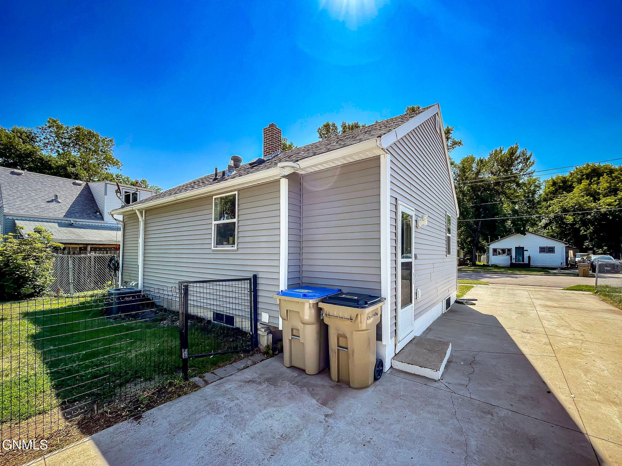 main property photo 30