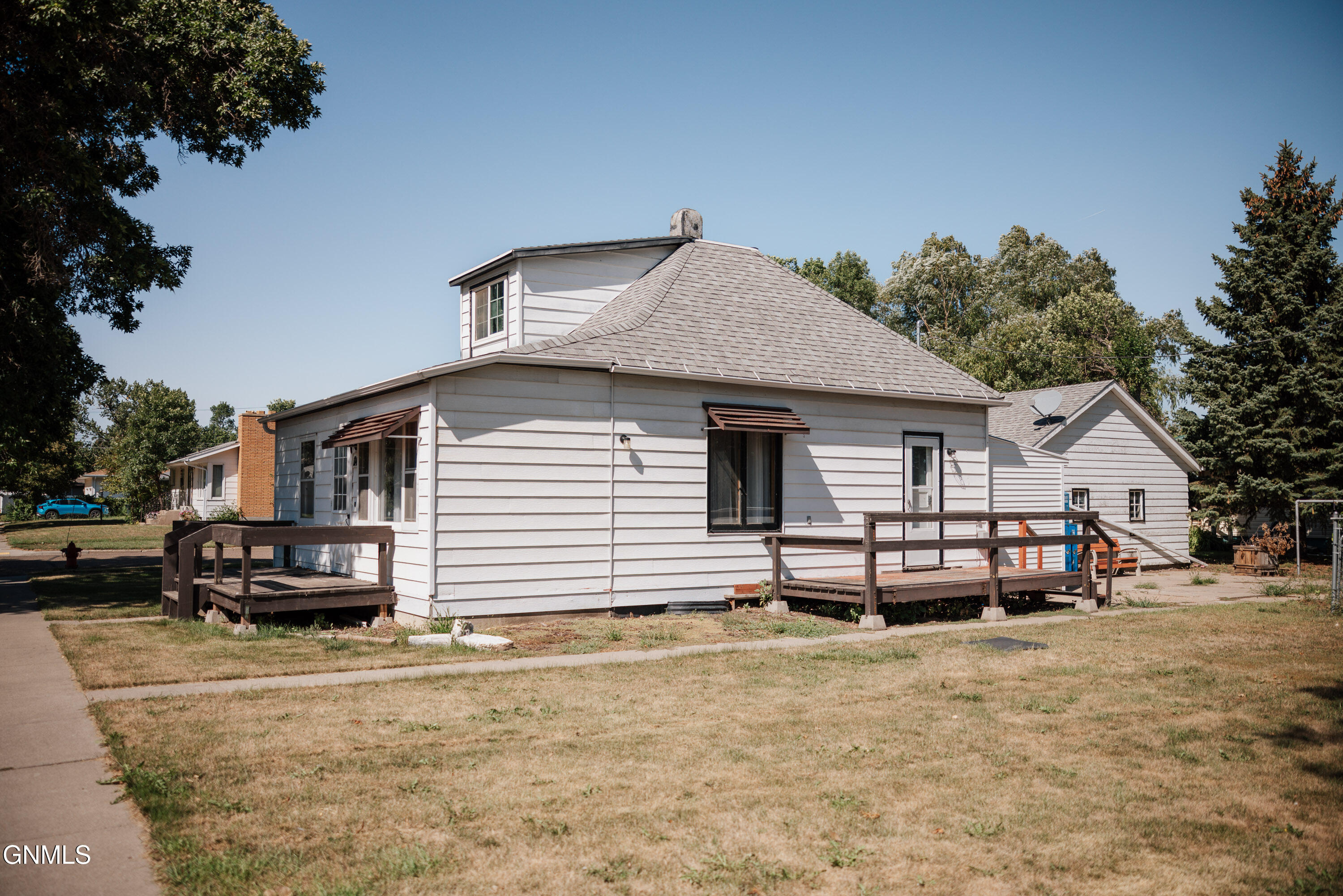 main property photo 28