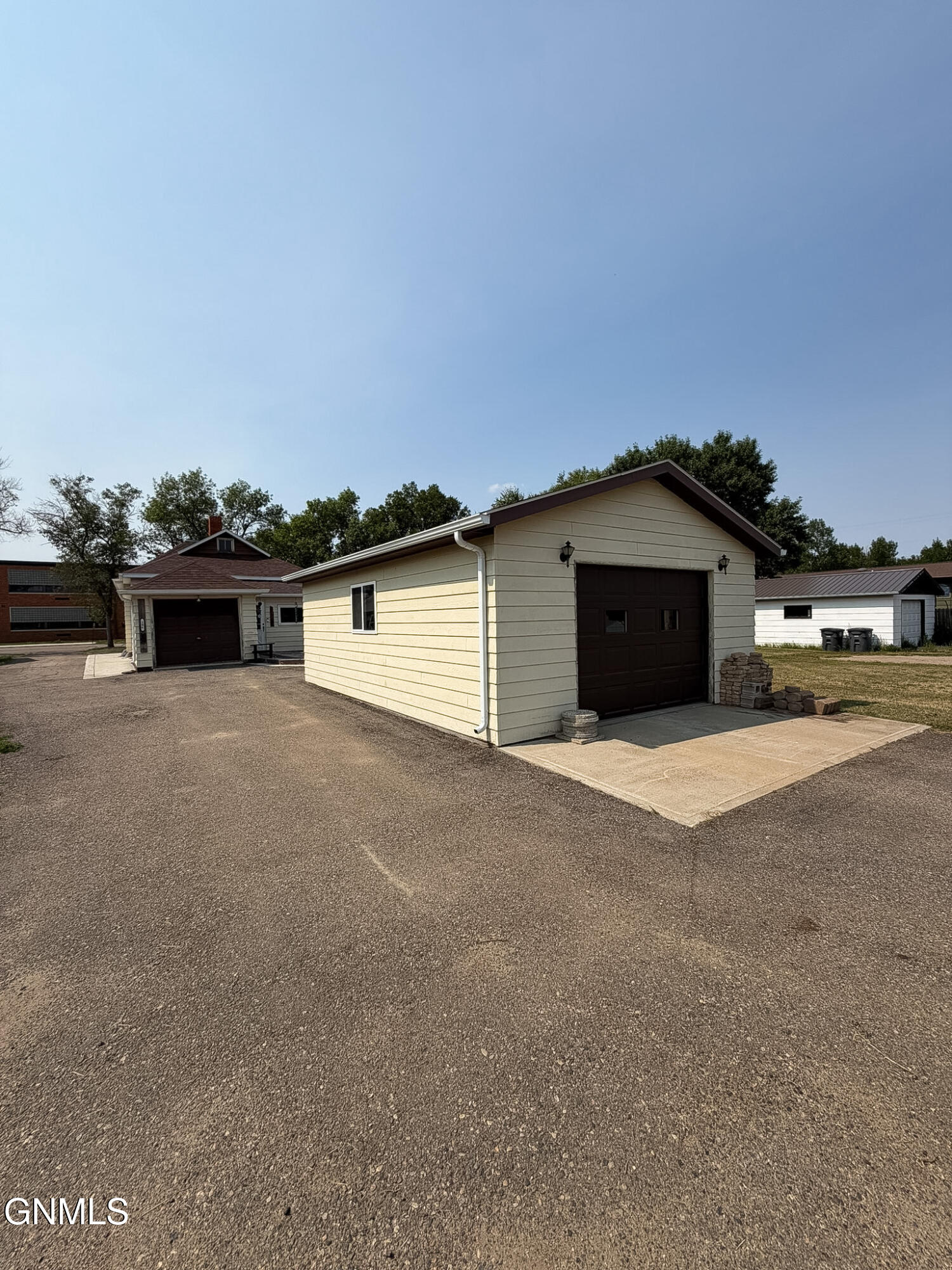 main property photo 25