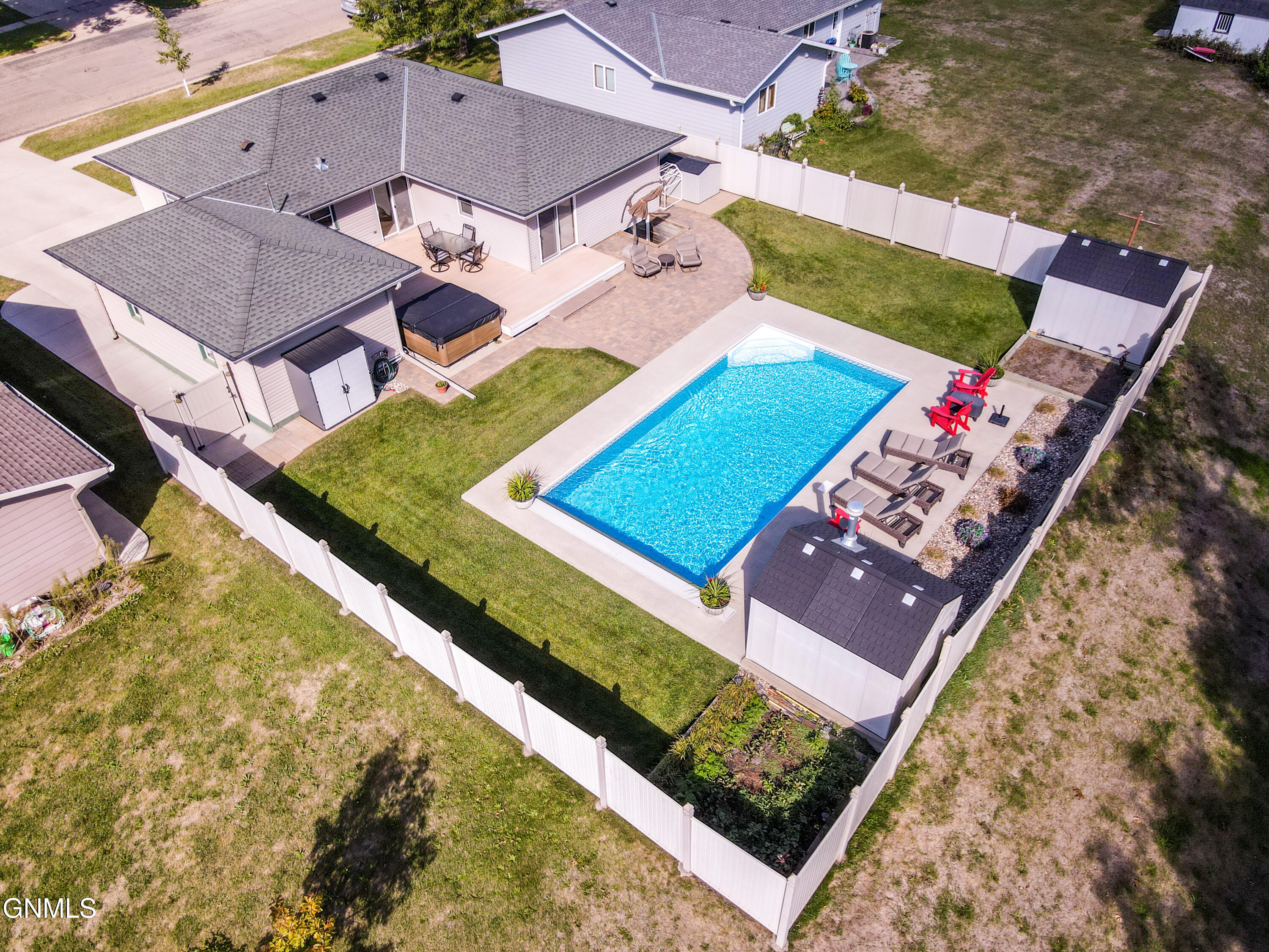 main property photo 13