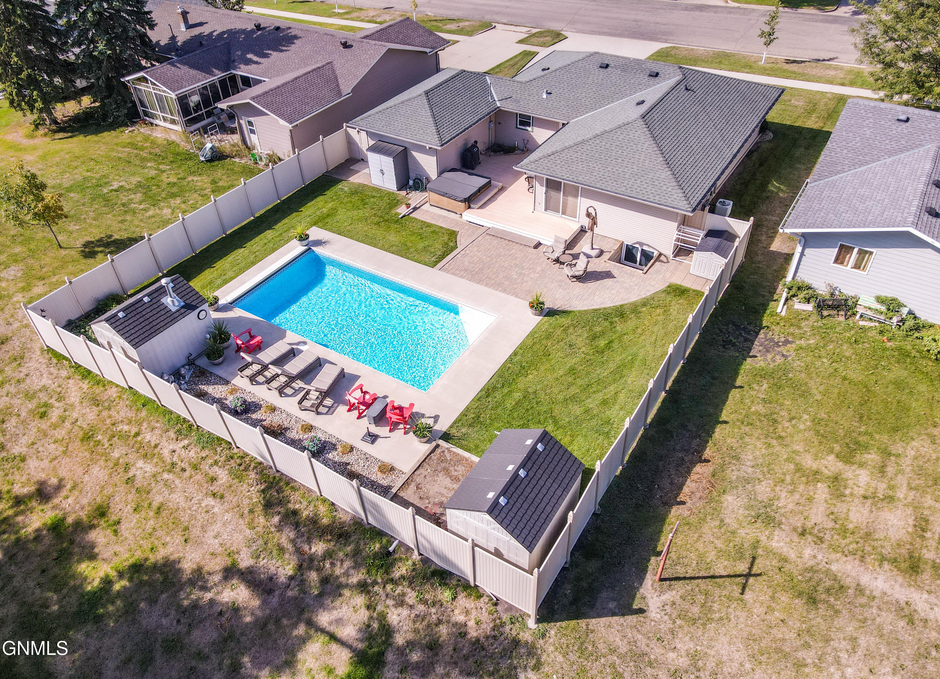 main property photo 14