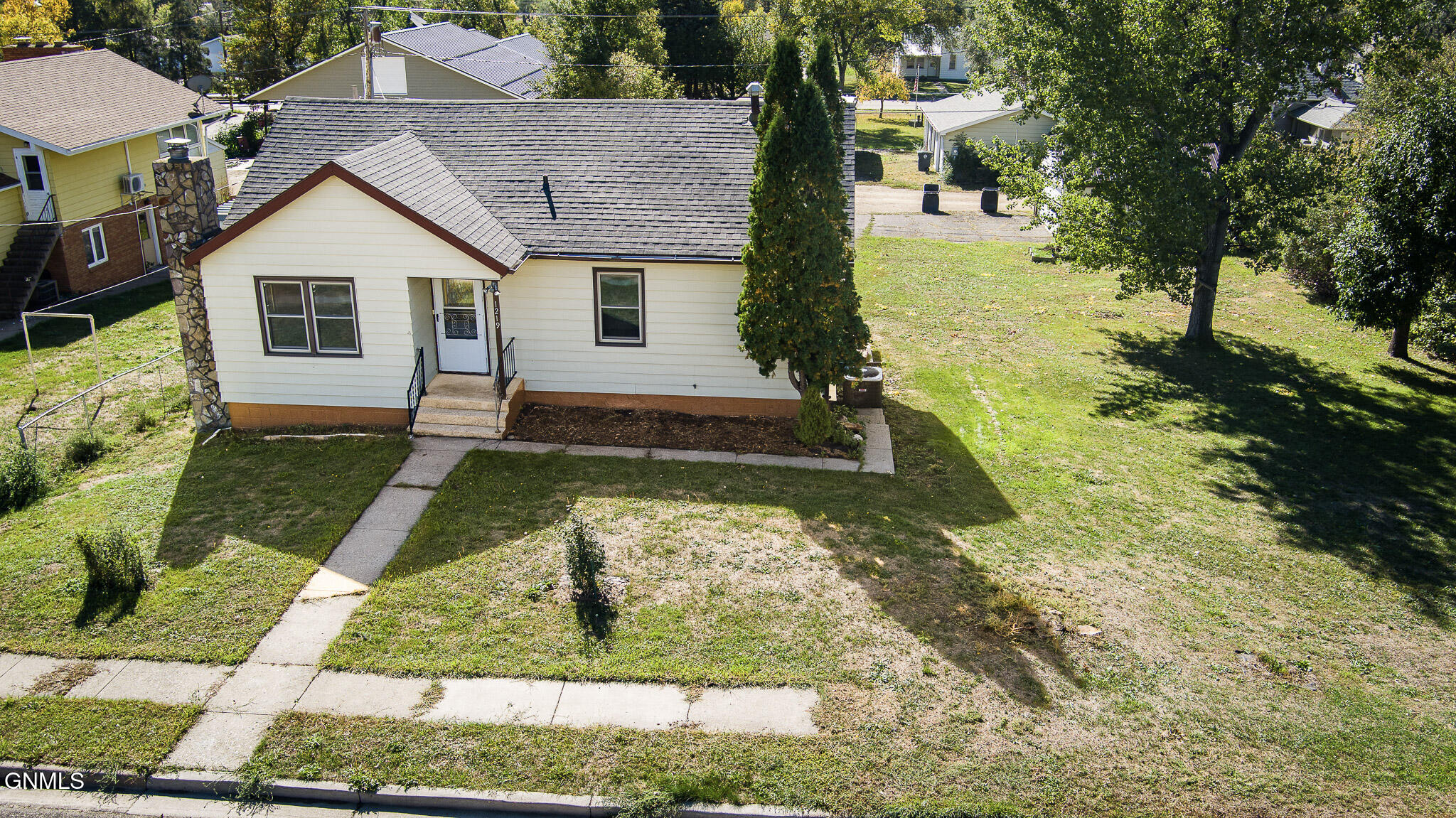 main property photo 40