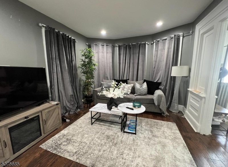 property viewer photo 1