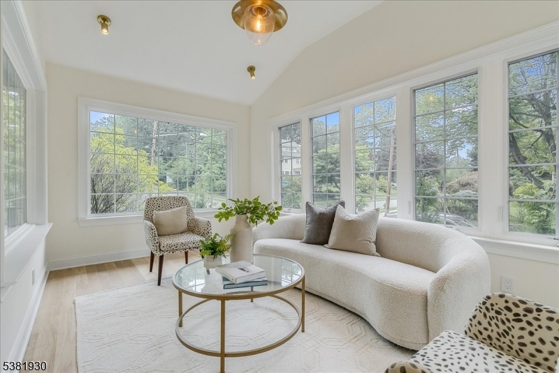 property viewer photo 5