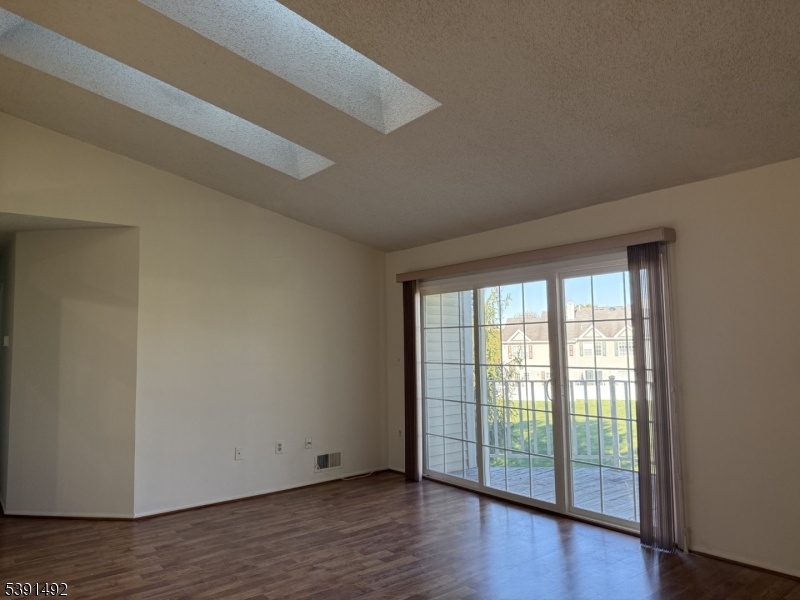 property viewer photo 3