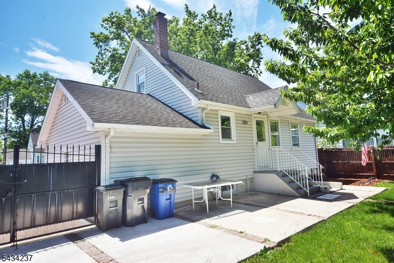 main property photo 28