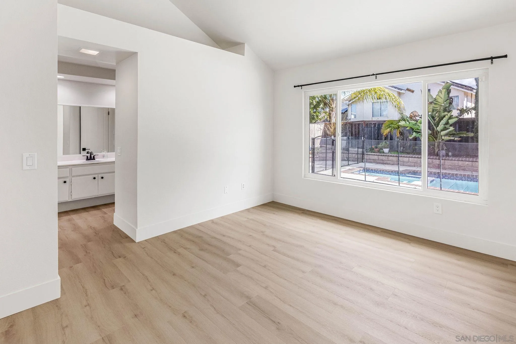 property viewer photo 6