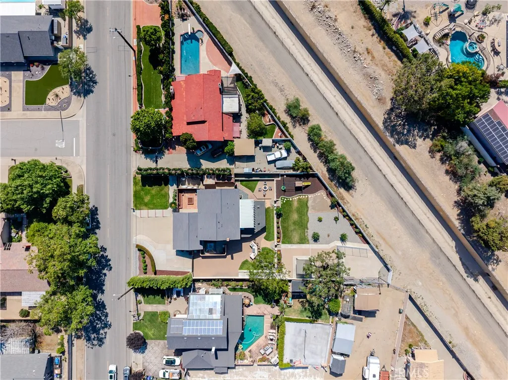 main property photo 25