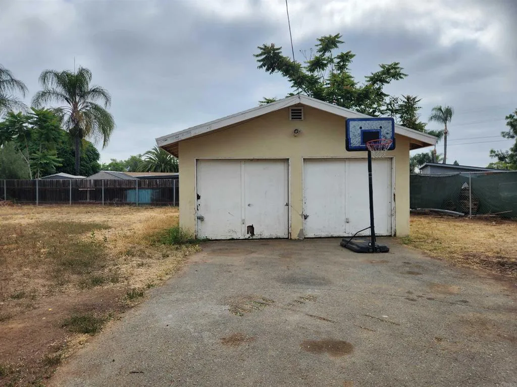 main property photo 12
