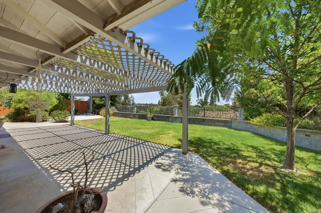 main property photo 28