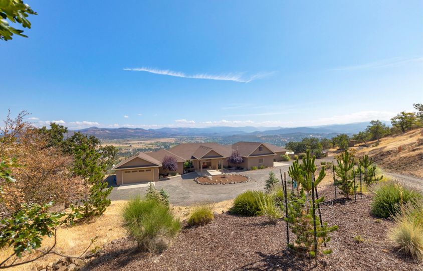 591 Mt Castle Dr, Eagle Point, OR 97524