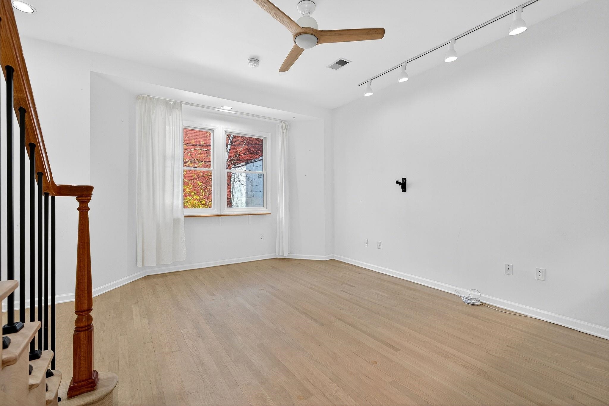 property viewer photo 3