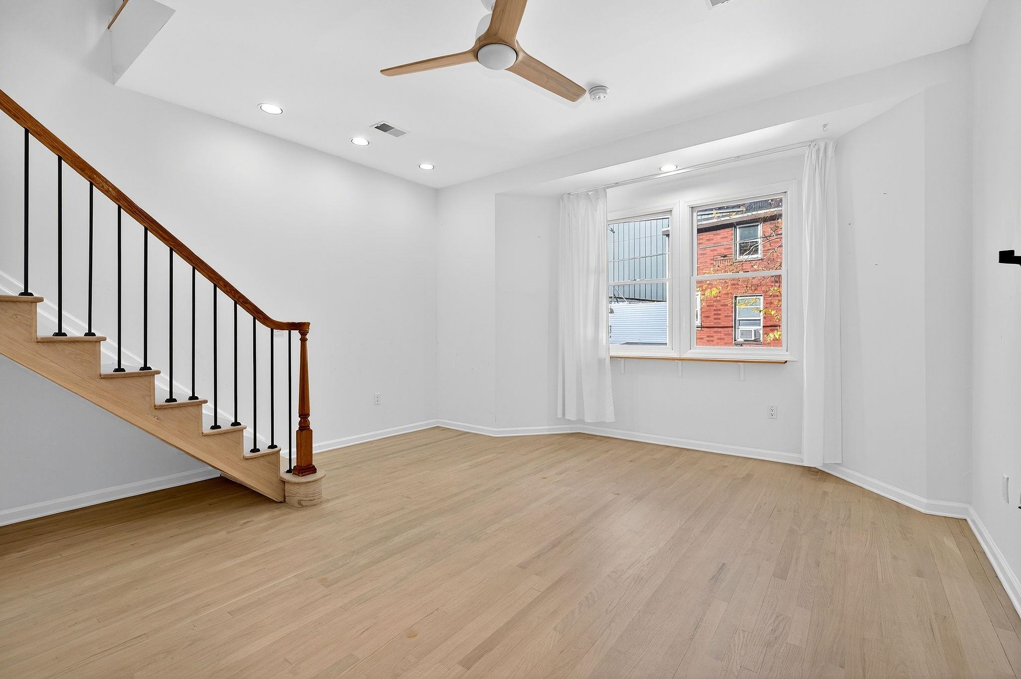 property viewer photo 6