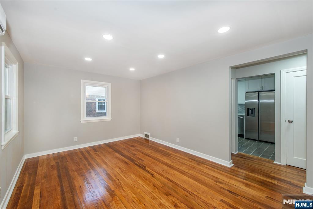 property viewer photo 4