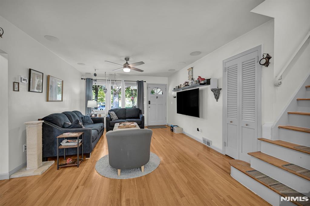 property viewer photo 7