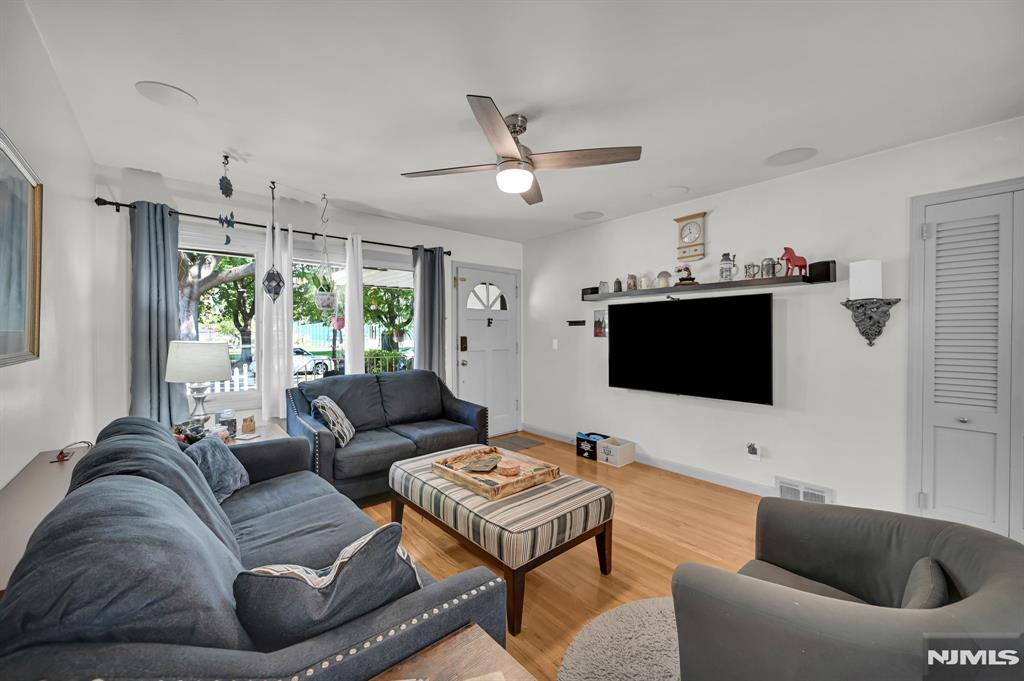 property viewer photo 9