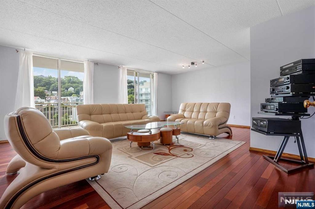 property viewer photo 4