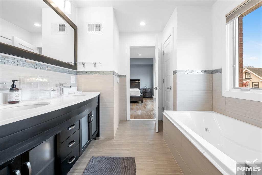 property viewer photo 18