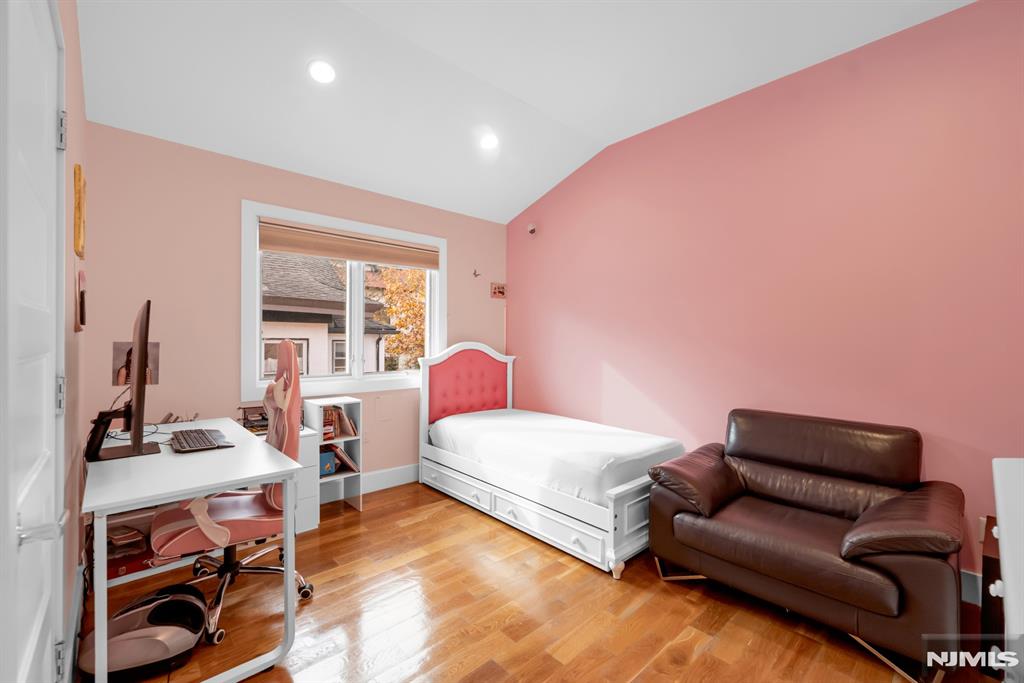 property viewer photo 19