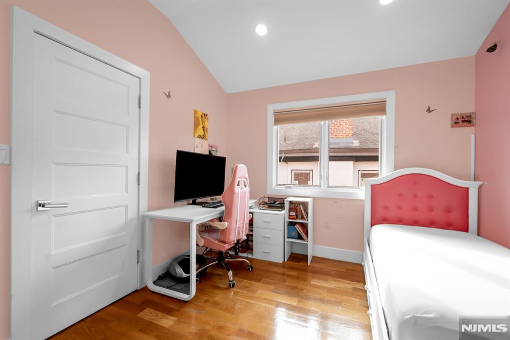 property viewer photo 20
