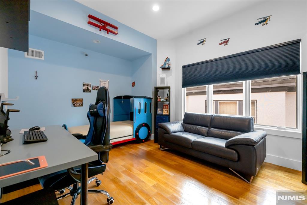 property viewer photo 22
