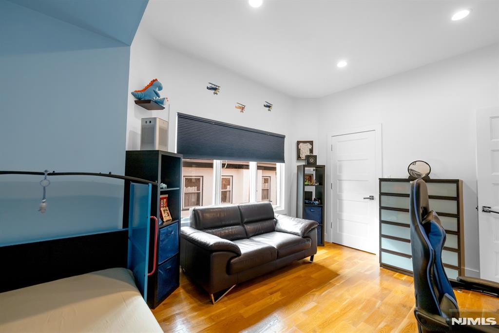 property viewer photo 24