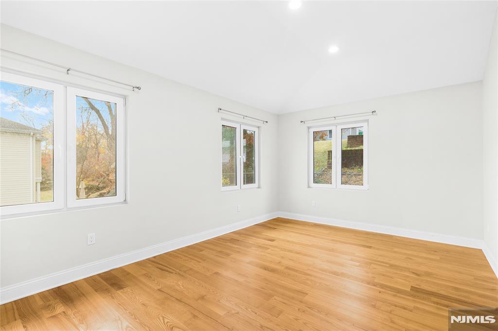 property viewer photo 13