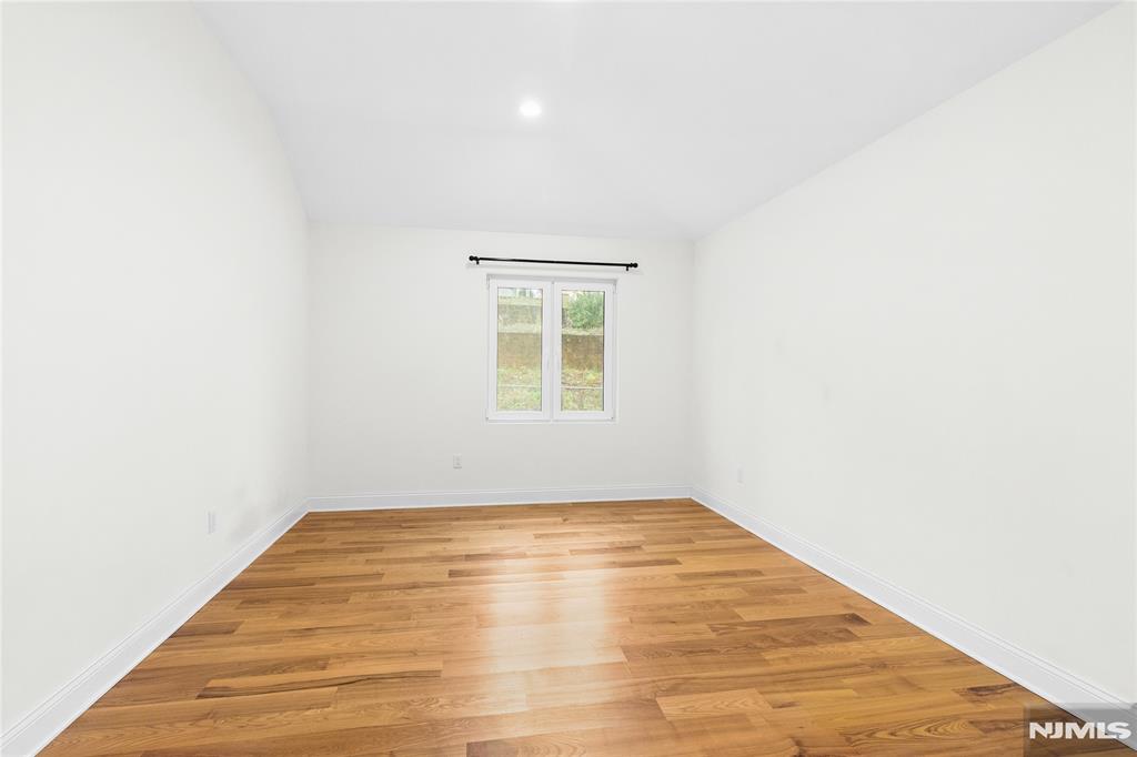 property viewer photo 16