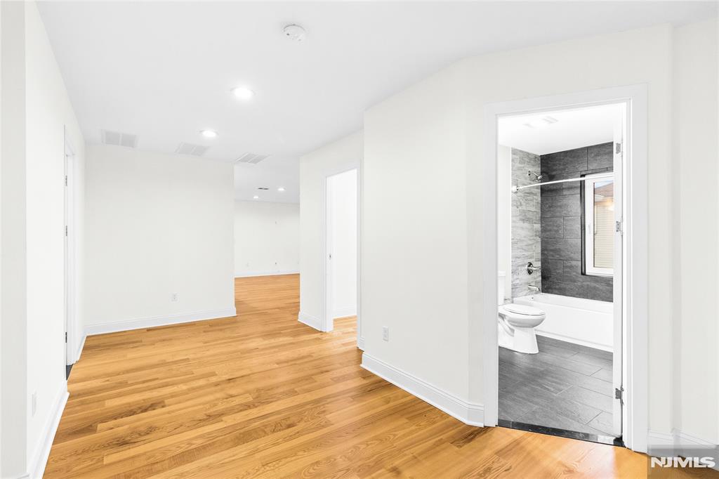 property viewer photo 25