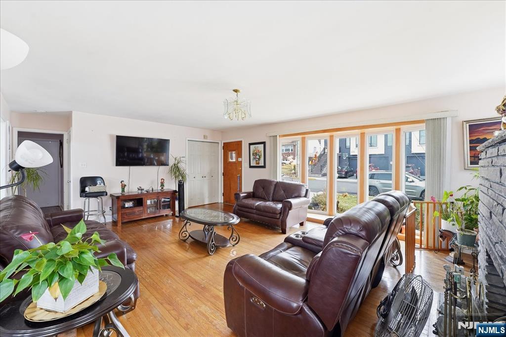 property viewer photo 2