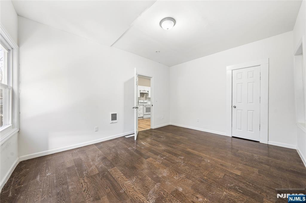 property viewer photo 7