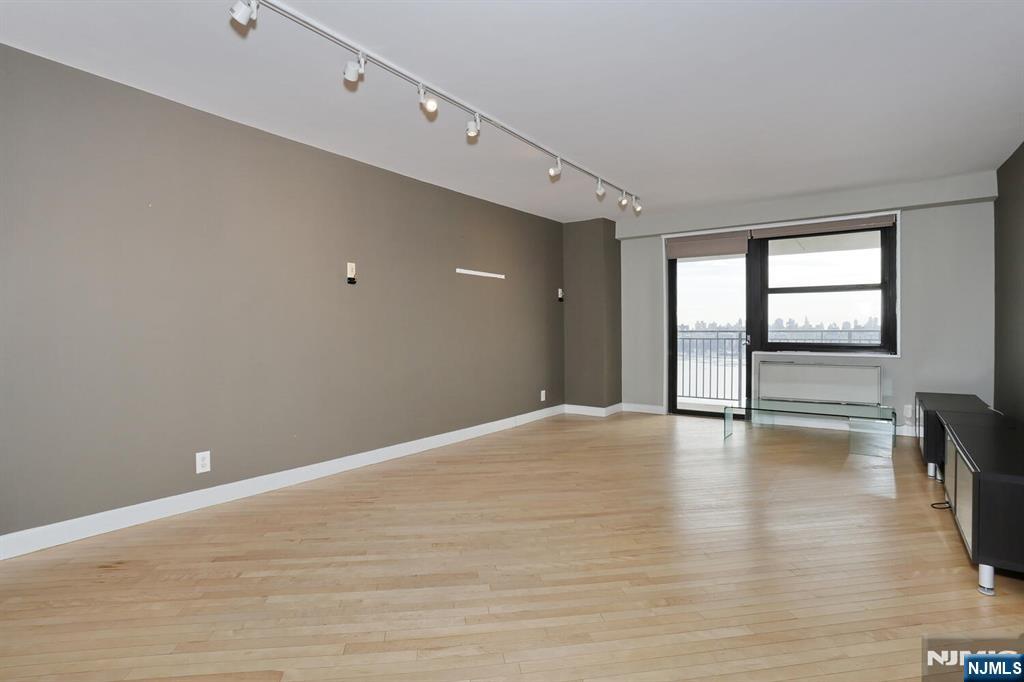 property viewer photo 7