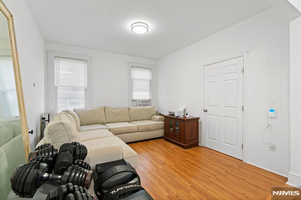 property viewer photo 25