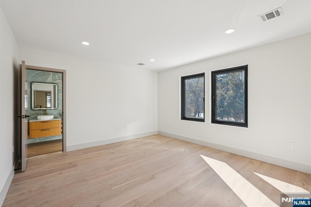 property viewer photo 42