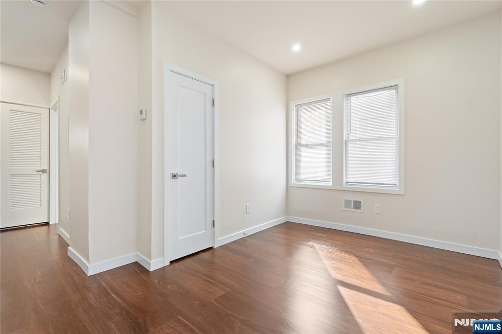 property viewer photo 3