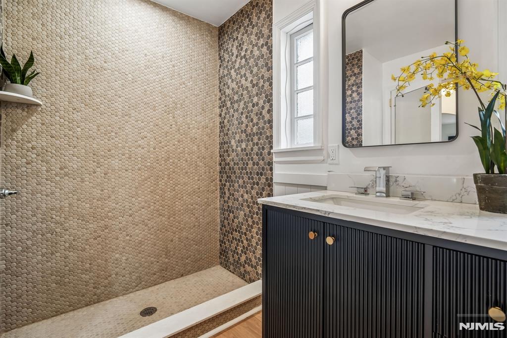 property viewer photo 25