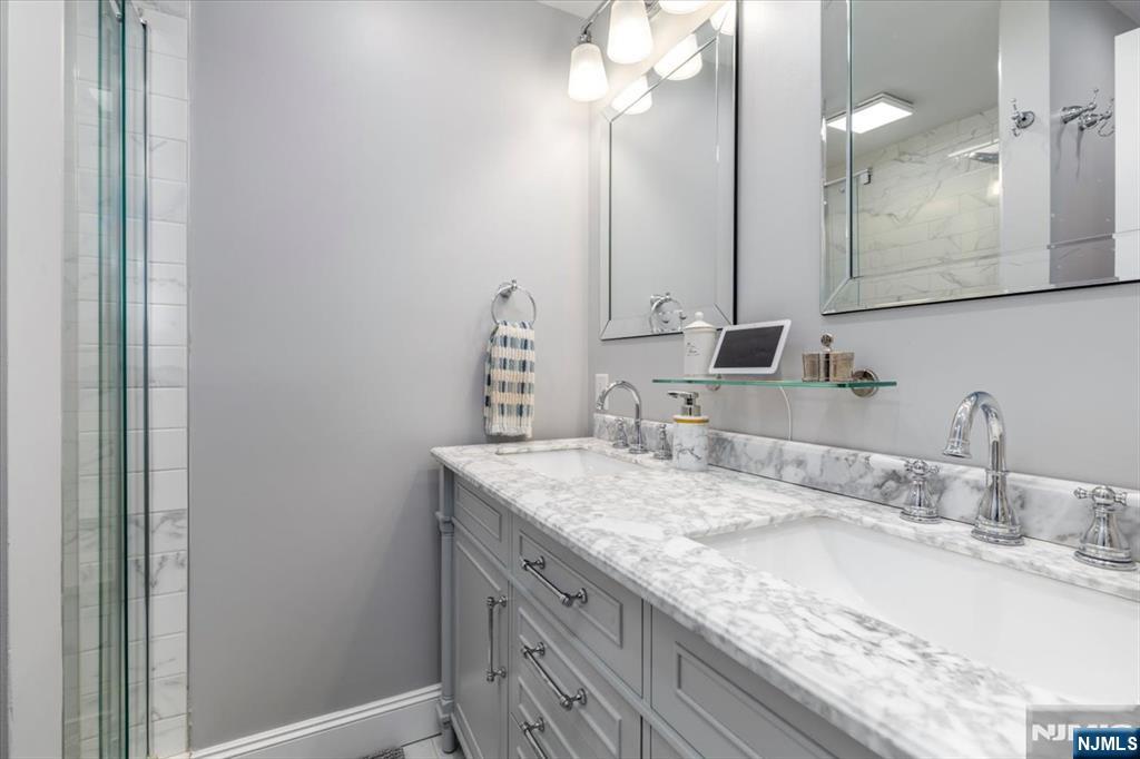 property viewer photo 20