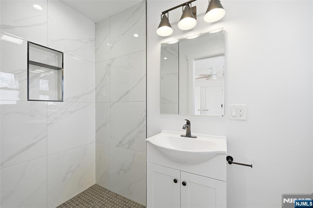 property viewer photo 11