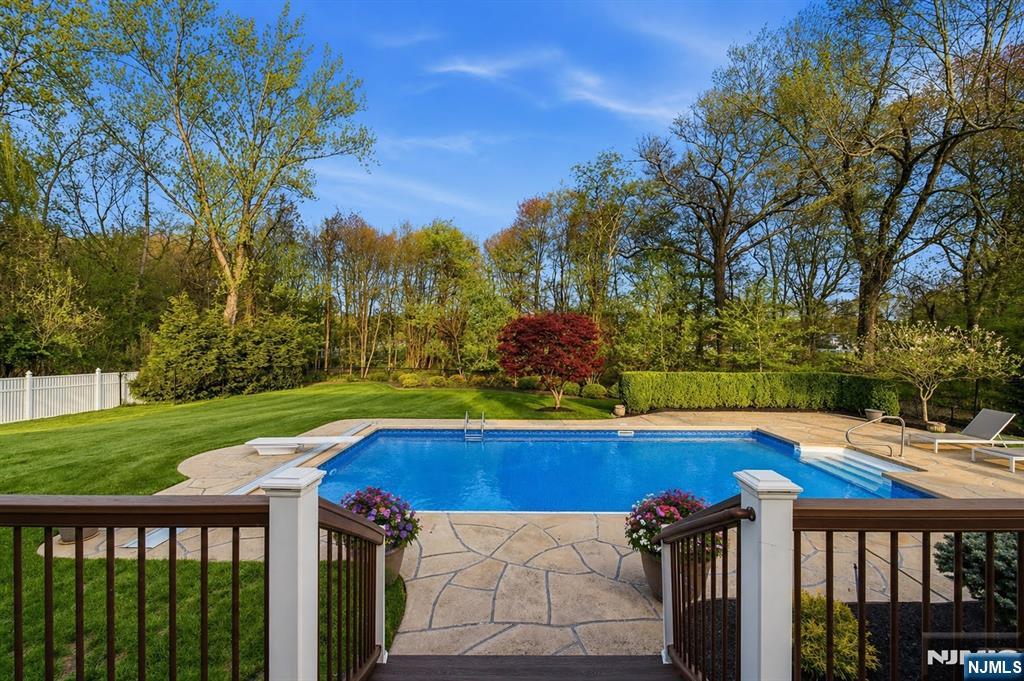property viewer photo 41