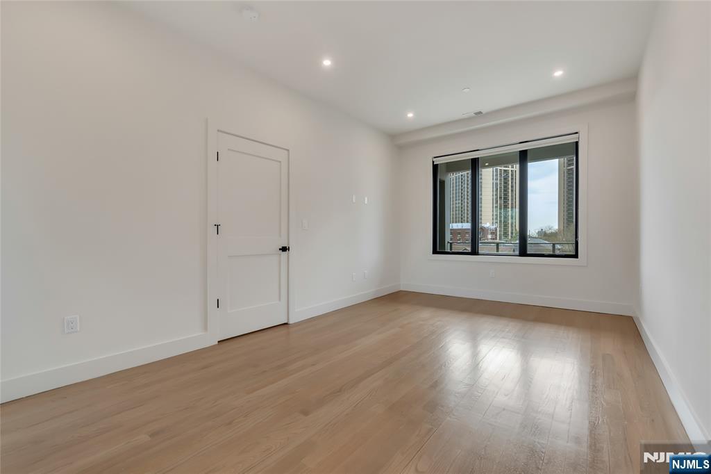 property viewer photo 12