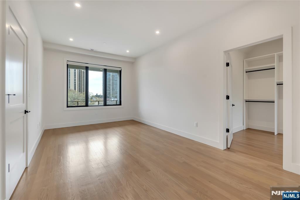 property viewer photo 13