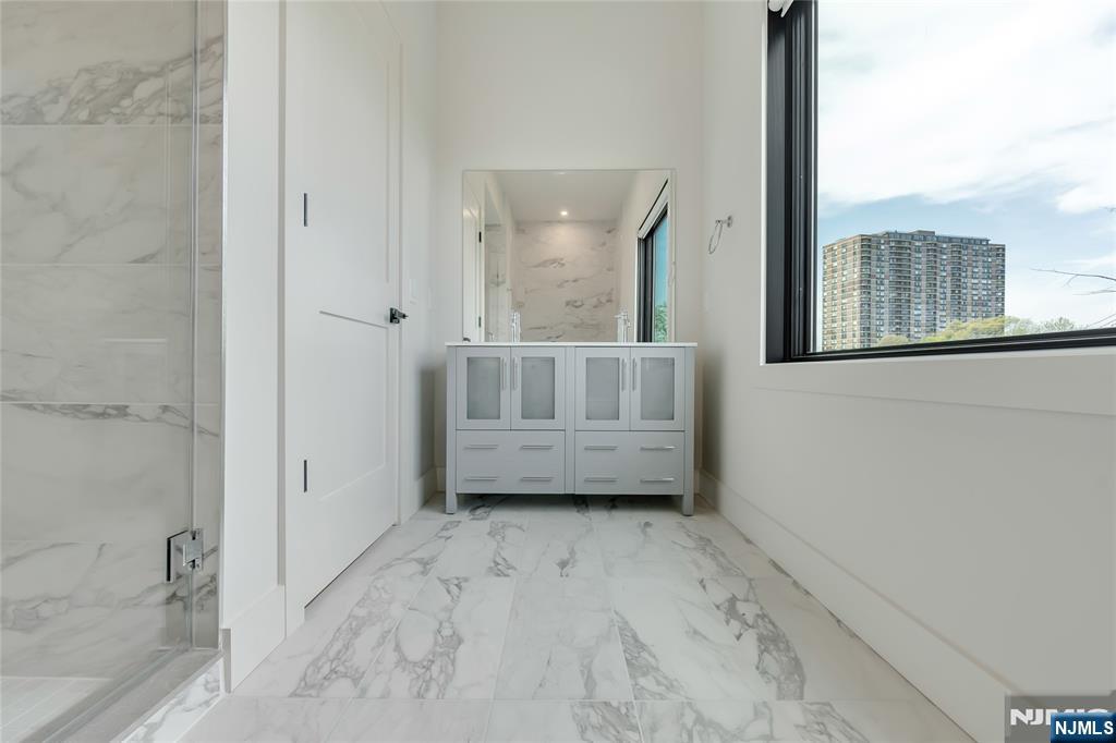 property viewer photo 16