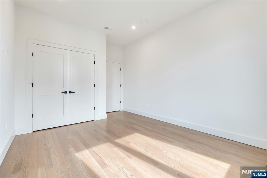 property viewer photo 18