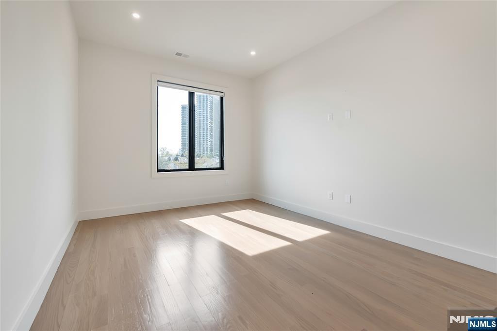 property viewer photo 19