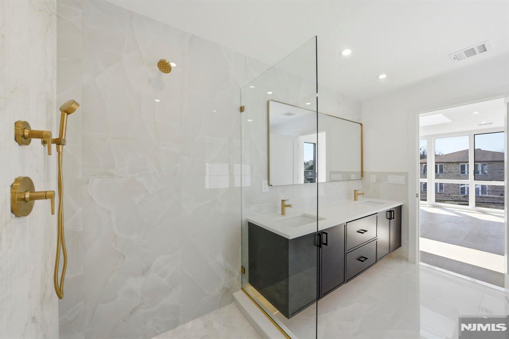 property viewer photo 25
