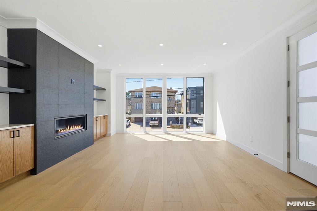 property viewer photo 3