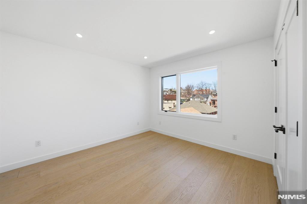 property viewer photo 31